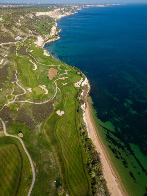 Foto vista aerea del campo da golf vicino al mare