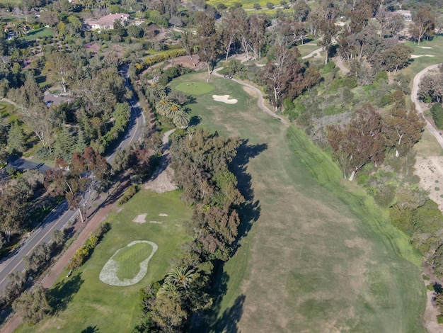 Вид с воздуха на поле для гольфа. Большое поле для гольфа с зеленым газоном в Южной Калифорнии. США