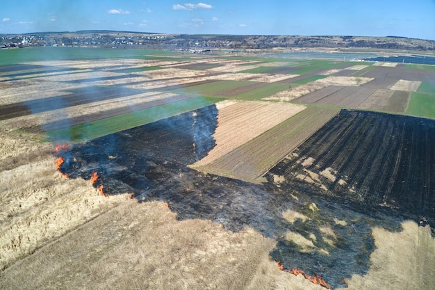 乾季に赤い火で燃える草地の空撮自然災害と気候変動の概念