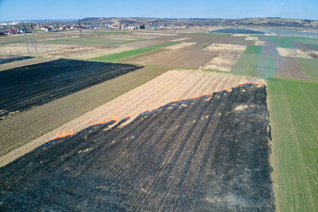 乾季に赤い火で燃える草地の空撮自然災害と気候変動の概念