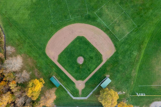 Вид с воздуха на травянистый бейсбольный стадион в Стоу, штат Вермонт.