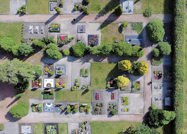 Photo aerial view of graveyard