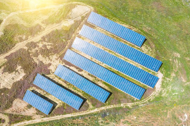 空中写真緑の田園風景と太陽光発電パネル。