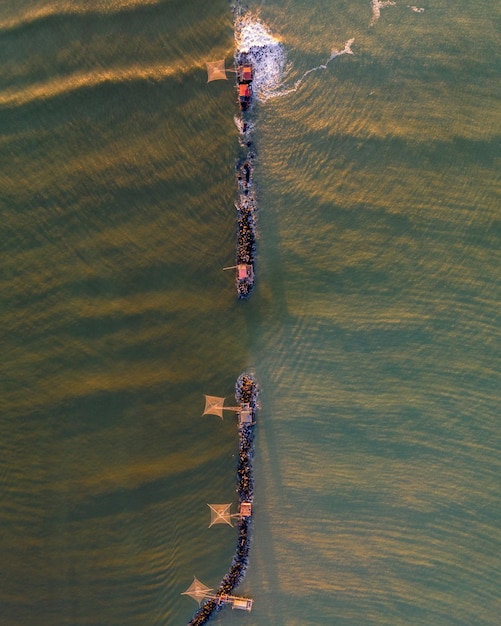 Foto vista aerea di groyne in mare