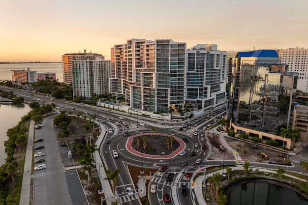 Photo aerial view of gulfstream avenue roundabout intersection in sarasota florida american road with moving traffic cars urban circular transportation crossroads