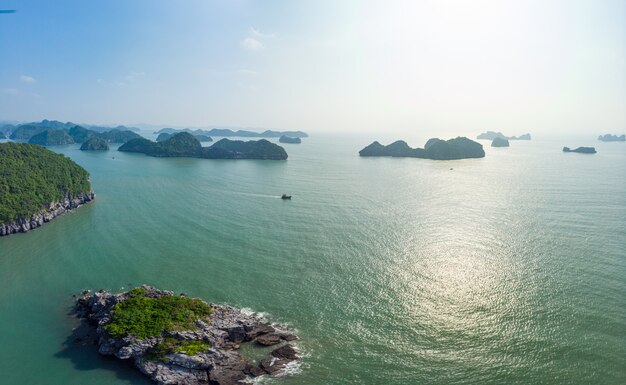 ベトナムの有名な観光地、カットバ島からハロン湾の空撮。雲と青い空、地平線の海の石灰岩の岩のピーク。