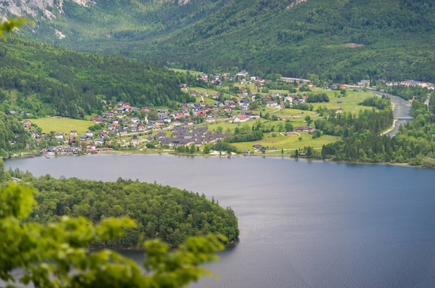 Foto vista aerea del villaggio di hallstatt in alpi, austria