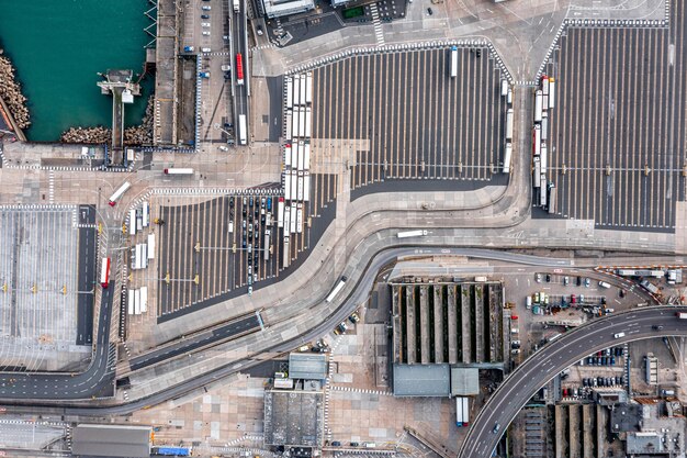 Вид с воздуха на гавань и грузовики, припаркованные рядом друг с другом в довере, великобритания