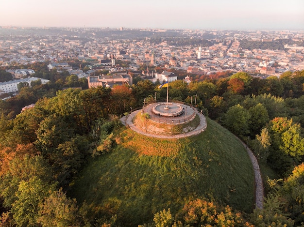 Photo aerial view of high castle city park