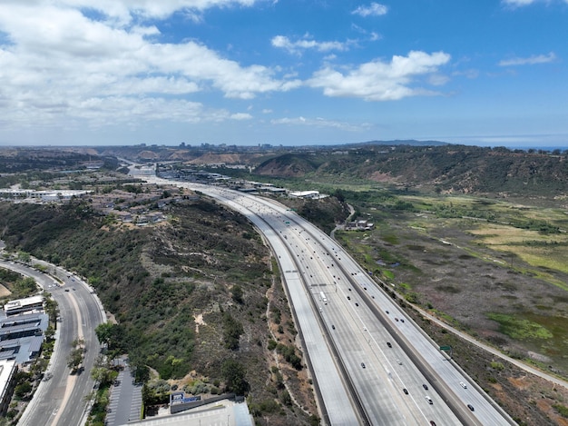 高速道路インターチェンジとジャンクションサンディエゴフリーウェイ州間カリフォルニア州アメリカの航空写真