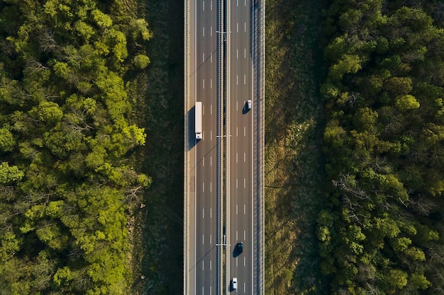 車が移動している高速道路の航空写真