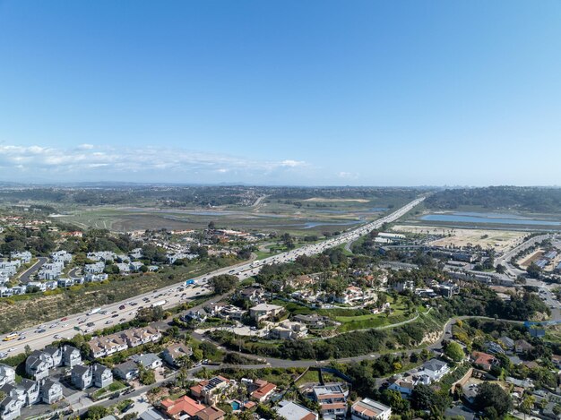 Foto veduta aerea del trasporto autostradale con intersezione autostrada a piccolo traffico e giunzione san diego