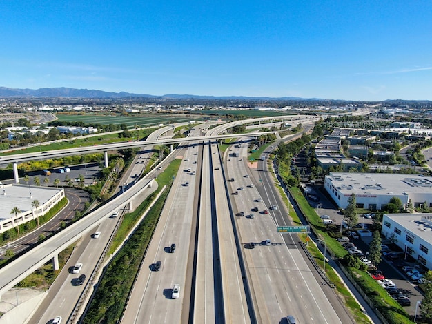 交通量の少ない高速道路インターチェンジとジャンクションを備えた高速道路輸送の航空写真