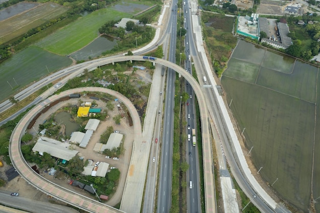 車の道路の上面図の交通機関と高速道路の航空写真