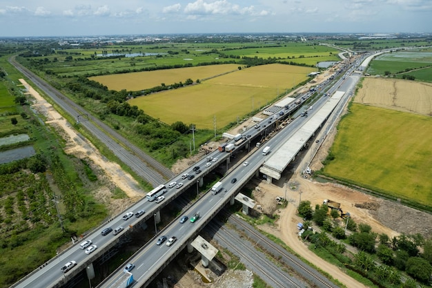 車の道路の上面図の交通機関と高速道路の航空写真