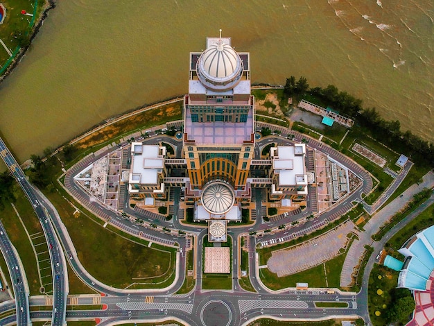 Foto vista aerea dell'edificio storico sul fiume