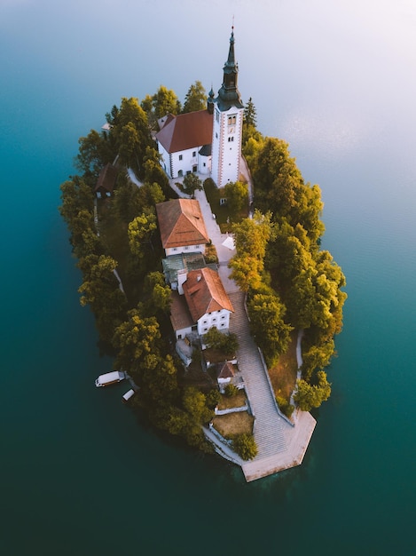 Photo aerial view of historic building on island