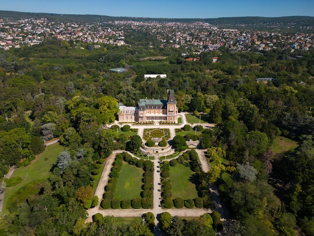 불가리아 바르나에 있는 역사적인 유시노그라드 궁전의 조감도 웅장한 드론 비행 비디오 감상