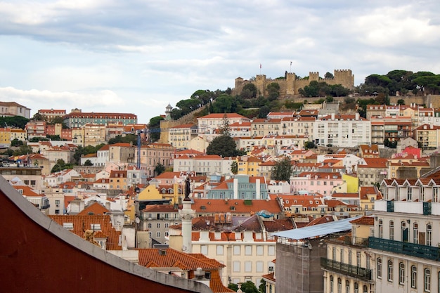 歴史的建造物と聖ジョージ城の空撮 ポルトガル リスボン リスボンの街並み