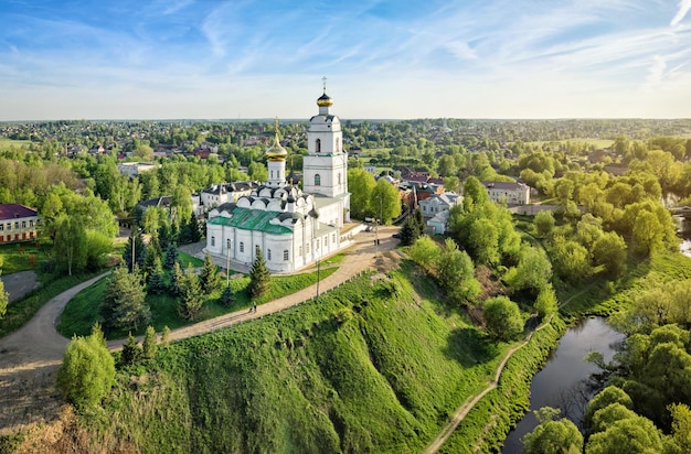 ヴャジマ ロシアのホーリー トリニティ大聖堂の空撮