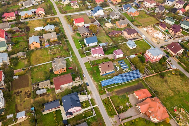 住宅の農村地域の家の屋根の航空写真。