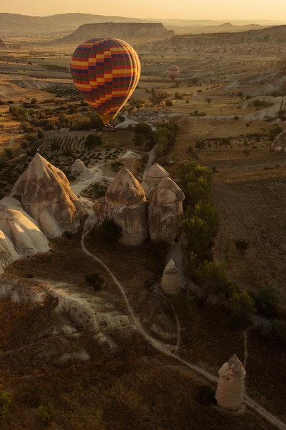 Foto vista aerea di una mongolfiera sopra la città