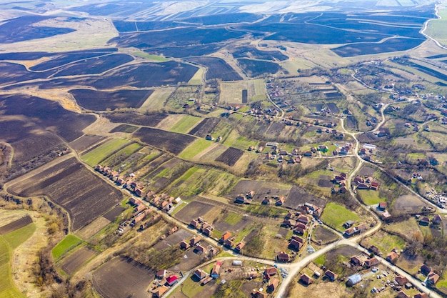 Foto vista aerea delle case sul paesaggio