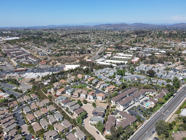 米国南カリフォルニア州エンシニタスの裕福な住宅街の家々の空撮。