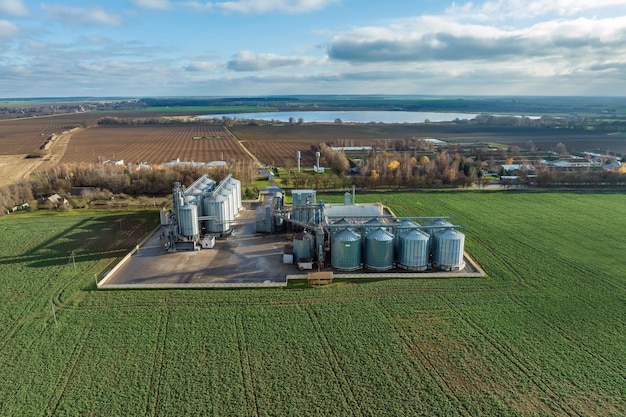 Foto vista aerea di un enorme complesso agroindustriale con silos e linea di essiccazione del grano