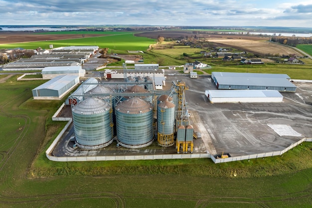 Вид с воздуха на огромный агропромышленный комплекс с силосами и линией сушки зерна