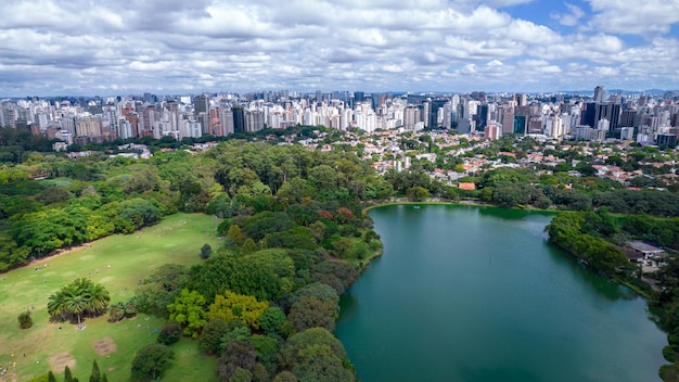 サンパウロSPのイビラプエラ公園の航空写真イビラプエラ公園の湖周辺の住宅