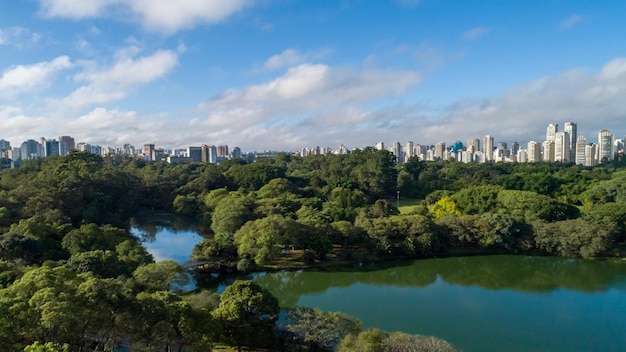 サンパウロSPのイビラプエラ公園の航空写真イビラプエラ公園の湖周辺の住宅