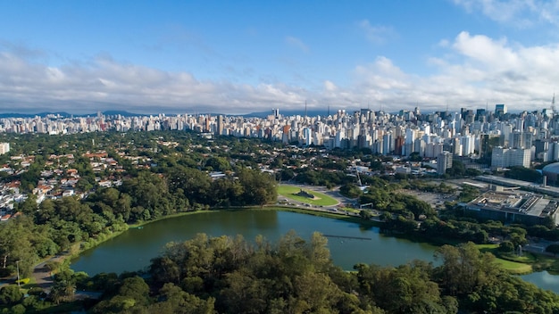 Photo aerial view of ibirapuera park in sao paulo sp residential buildings around lake in ibirapuera park