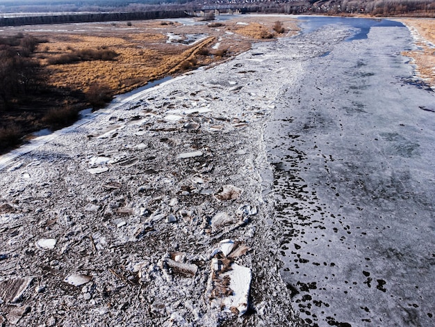 Photo aerial view of ice drift in the river