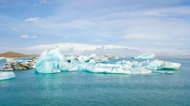 アイスランド南岸のJokulsarlon Lagoonに浮かぶ氷山の航空写真