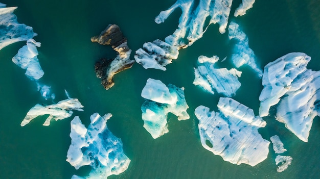 Воздушный вид айсбергов, плавающих в лагуне Джокулсарлон, у южного побережья Исландии