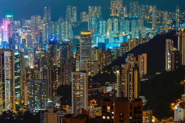 Photo aerial view of illuminated buildings in city at night