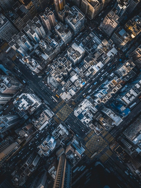 夜の街の照らされた建物の空中写真