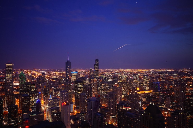 Photo aerial view of illuminated buildings in city at night