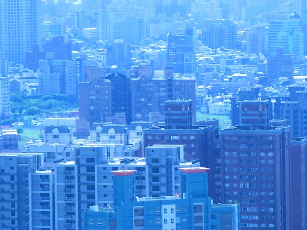 街の照らされた建物の空中写真