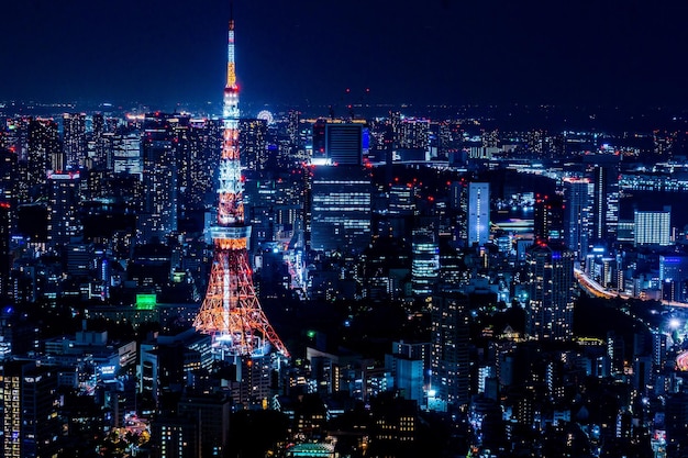 夜に照らされた建物の空中写真