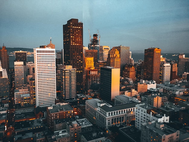 朝の空に照らされたサンフランシスコの建物の空中写真