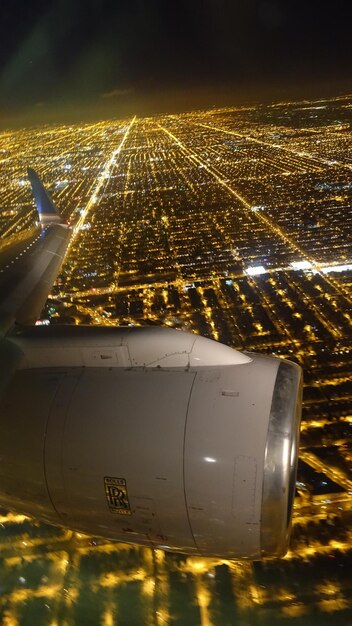 Foto vista aerea della città illuminata da un aereo