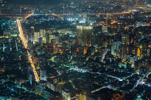 夜に照らされた街の空中景色