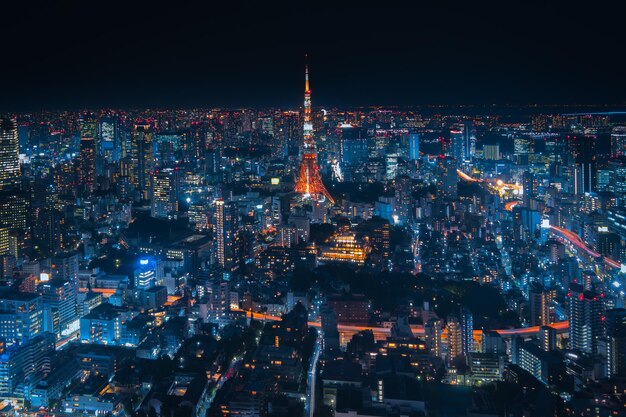 夜に照らされた街の空中景色