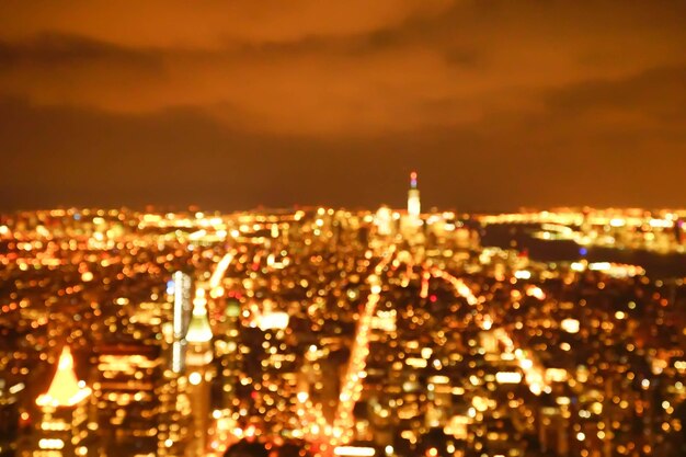 Foto vista aerea della città illuminata di notte