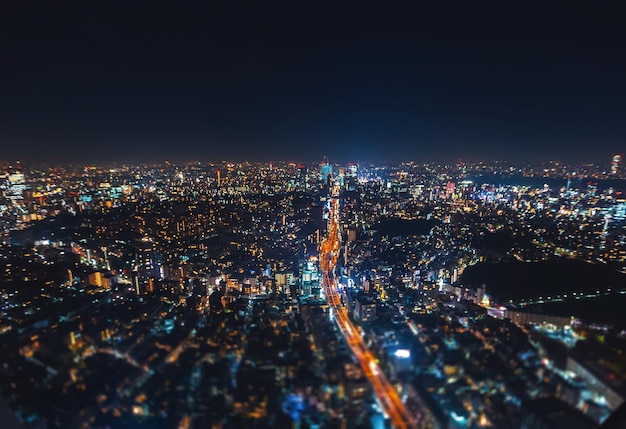 明るい空に照らされた都市風景の空中写真