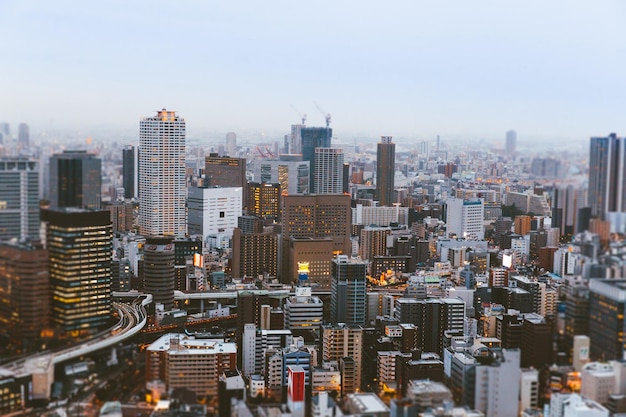 夕暮れの空を背景に照らされた都市景色の空中景色