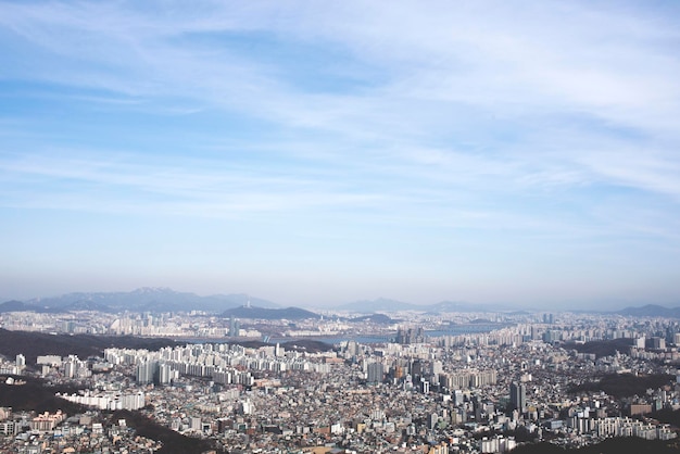 空から見た空に照らされた都市風景