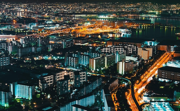 夜の照らされた都市風景の空中景色